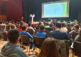Encuentro del alumnado en el salón de actos del centro cívico Clara Campoamor.