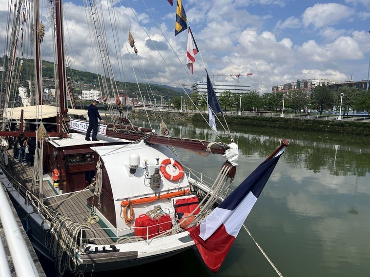 Buque escuela Marina francesa 'Belle Poule' atracado en Bilbao.