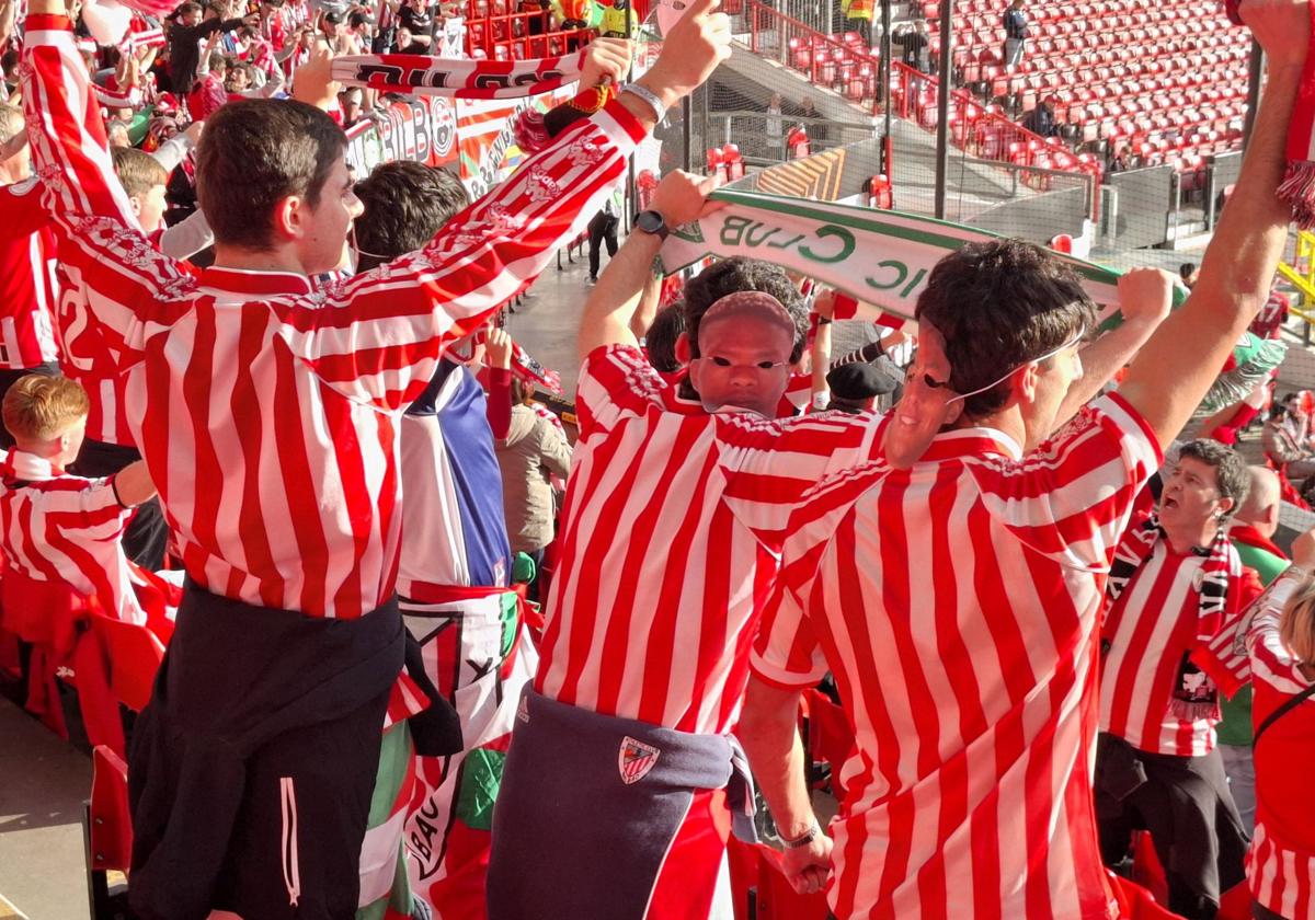 Caretas de los aficionados del Athletic en Manchester, que eligen a sus héroes