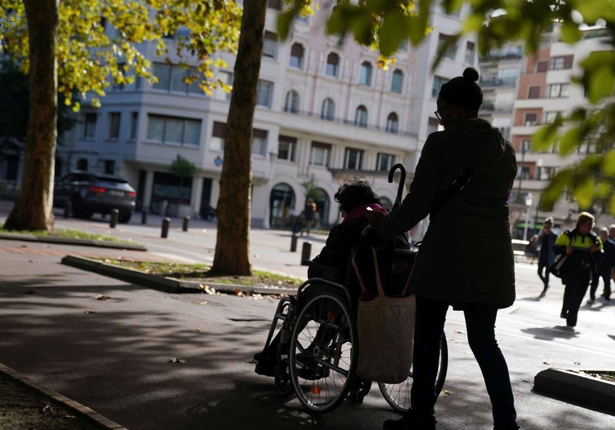 Casi 2.000 vizcaínos se benefician del servicio de apoyo en el hogar de la Diputación