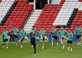 Los jugadores entrenan en Old Trafford.