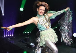 Lucía Revuelta, diseñadora bilbaína de 15 años, pasa a la final mundial del concurso Junk Kouture en Dublín.