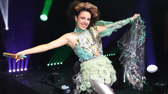 Lucía Revuelta, diseñadora bilbaína de 15 años, pasa a la final mundial del concurso Junk Kouture en Dublín.