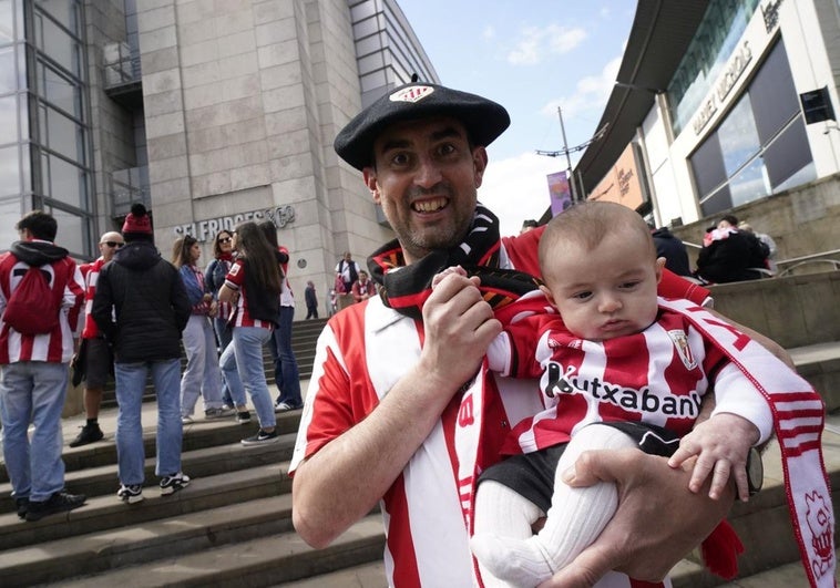 El hincha rojiblanco más joven anima en Manchester con tres meses: «Es del Athletic desde que nació»