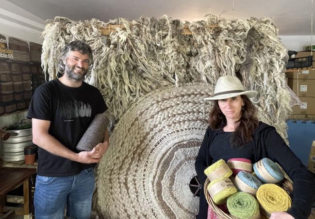 La pareja en su casa con hilos tintados de ovejas carranzanas.