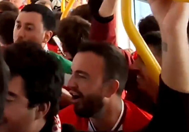 Fiestón en el tranvía a Old Trafford: «¿Y si pasamos qué?»
