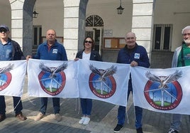 Vecinos de la zona alta de Trapagaran han convocado la manifestación delante del Ayuntamiento.