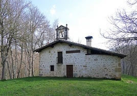 Ermita de Gipuzuri situada en mitad de una hayeda en Jauregui