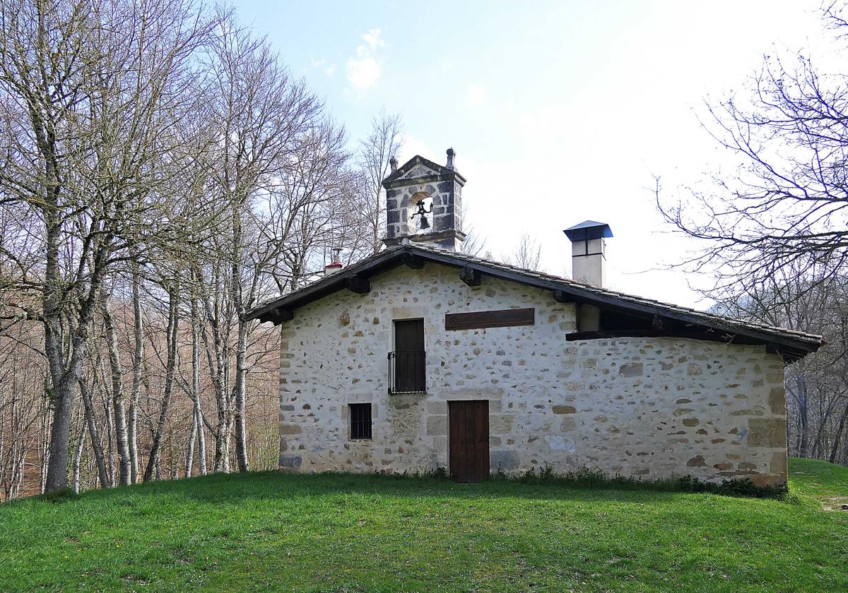 Ermita de Gipuzuri situada en mitad de una hayeda en Jauregui