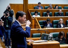 El lehendakari, Imanol Pradales, durante un pleno del Parlamento vasco