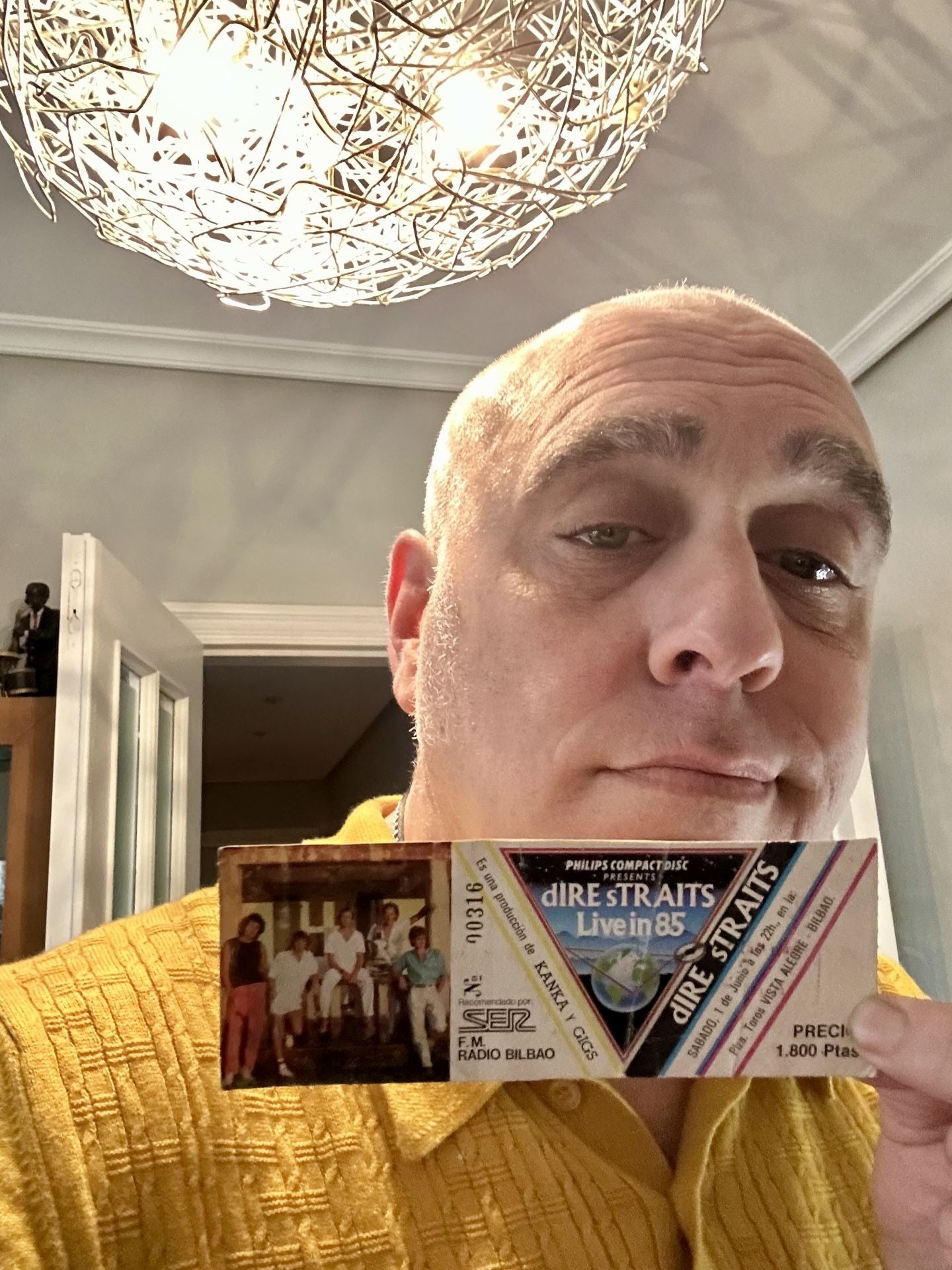 Karlos de Pedro, Gorri, muestra su entrada al concierto de Dire Straits en 1985 en la plaza de toros de Bilbao.