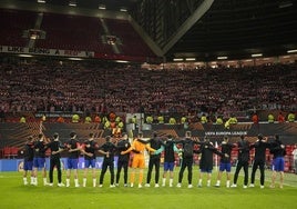 Los jugadores del Athletic se acercaron a la grada de los aficionados rojiblancos al término del partido en Old Trafford.