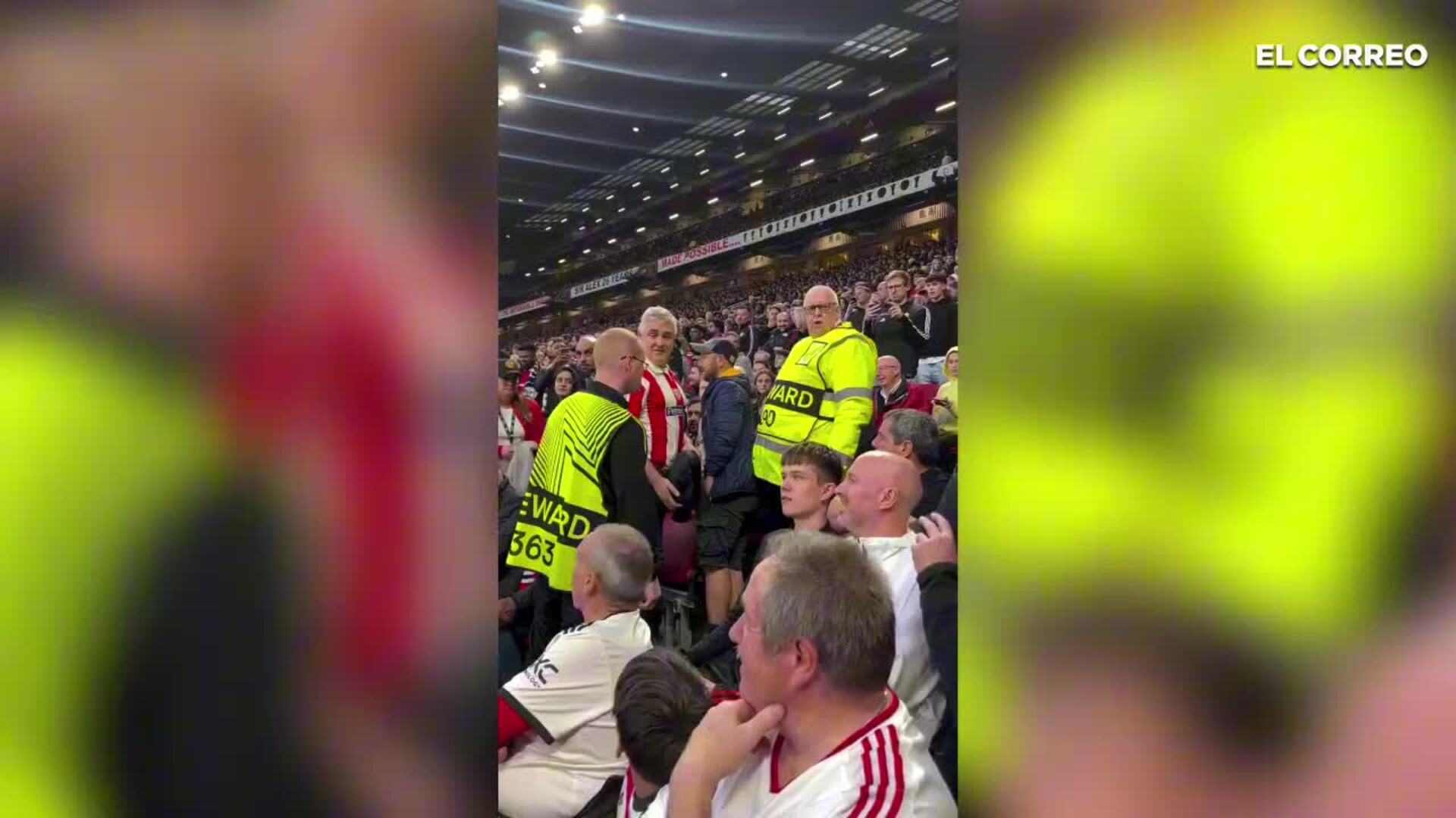 El incómodo momento de dos aficionados del Athletic al ser expulsados de la grada local de Old Trafford