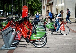 Punto de préstamo de Bilbaobizi frente al centro comercial Zubiarte.