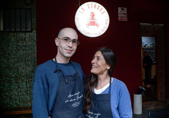 Llega a Bizkaia la moda de la 'coffee party': fiesta mañanera con café de especialidad y música techno. En la imagen, Ager Larrabide y su madre, Idoia, dueños del bar La Señora.