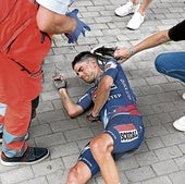 Sanitarios atienden a un dolorido Landa.