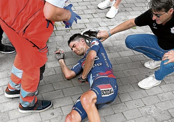 Sanitarios atienden a un dolorido Landa.