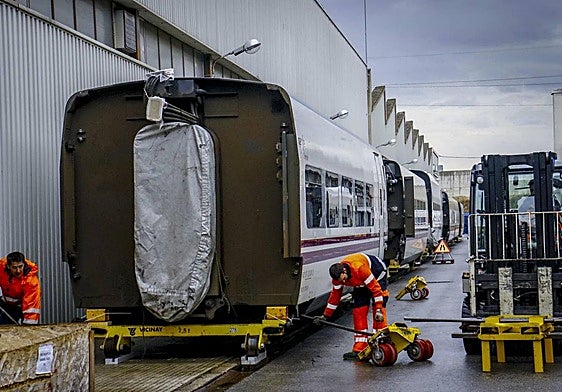 Operarios en la fábrica que Talgo tiene en la localidad alavesa de Rivabellosa.