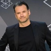 La divertida reacción de Iñaki López a los gritos de emoción tras la fumata blanca: «Parece que más que al Papa están viendo a Bad Bunny»