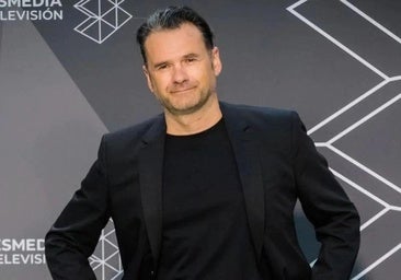 La divertida reacción de Iñaki López tras la fumata blanca: «Parece que más que al Papa están viendo a Bad Bunny»
