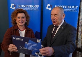 Rosa Lavín e Iñaki Nubla, presidenta y director de KONFEKOOP, durante la rueda de prensa de este viernes.