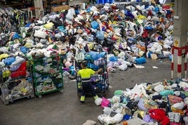 Los camiones trasladan todo el textil recogido a la planta de tratamiento de Mungia.