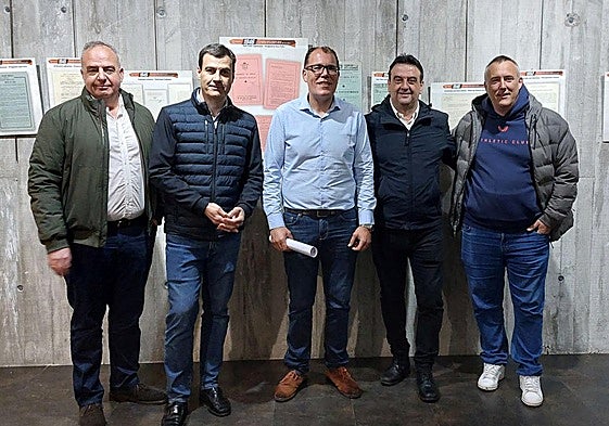 Los alcaldes Eugenio Mendikote (Zierbena), Miguel Ángel Gómez Viar (Trapagaran), Saulo Nebreda (Ortuella), Eduardo Briones (Muskiz) e Iñaki Urrutia (Abanto) presentan la iniciativa.