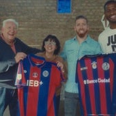 Muniain protagoniza un nuevo homenaje al Papa Francisco en representación de San Lorenzo