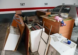 Objetos y basura tirados junto a uno de los trasteros ocupados.