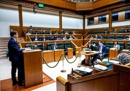 El lehendakari, Imanol Pradales, durante una intervención en el Parlamento vasco.