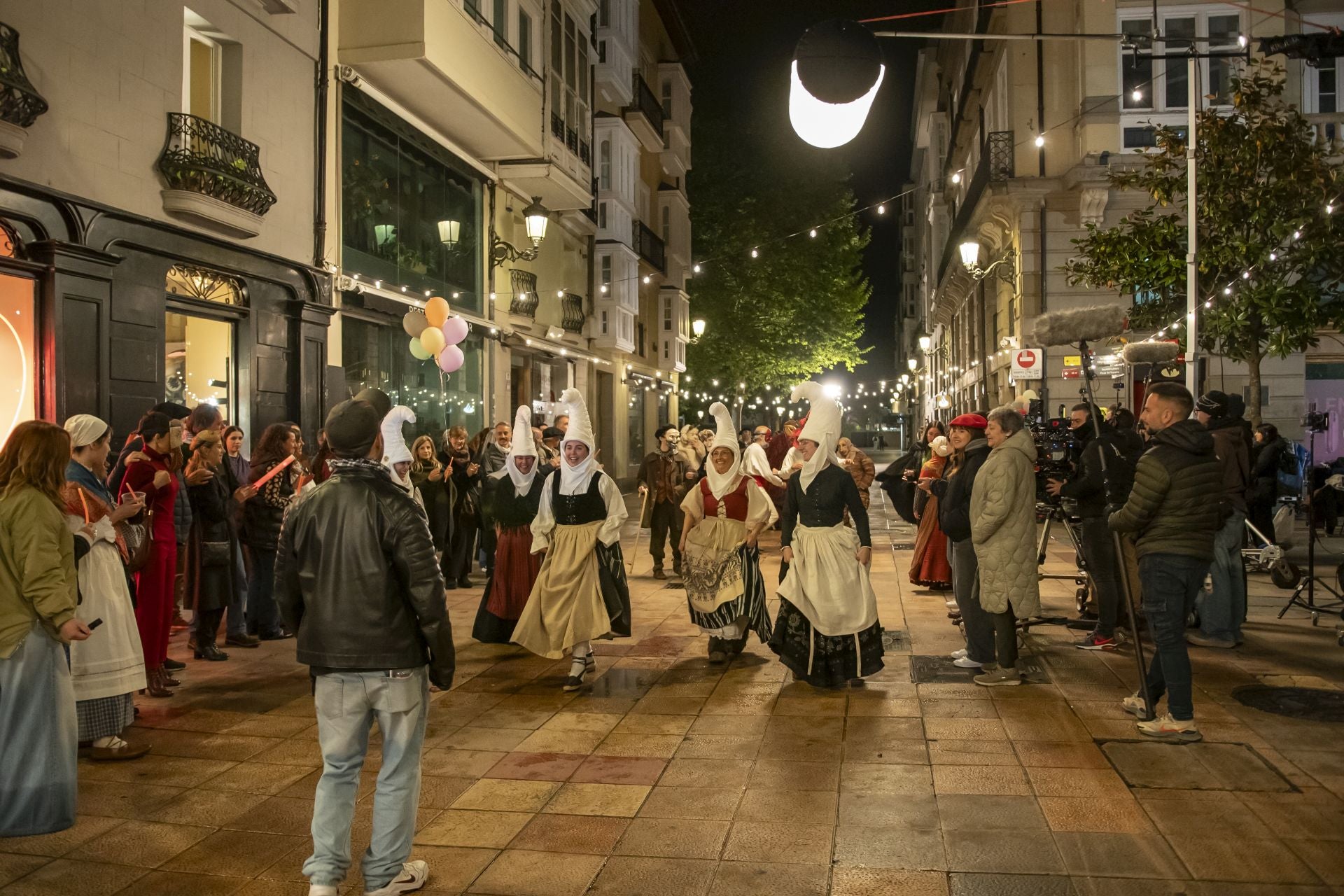 El rodaje de la serie 'Innato' convierte el centro de Vitoria en un carnaval