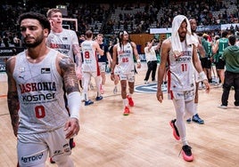 Howard, en primer plano, lidera al grupo de jugadores del Baskonia que abandonda el parqué del Olímpic tras la dura derrota.