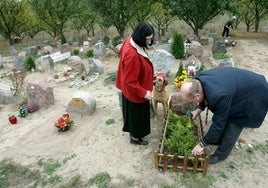 Una pareja decora la tumba de su perro en un cementerio de mascotas de Polonia. En Euskadi sólo hay uno, situado en Galdames (Bizkaia).