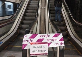 Los usuarios del apeadero de Zabalburu, hartos: «Llevamos sin escaleras mecánicas desde febrero»