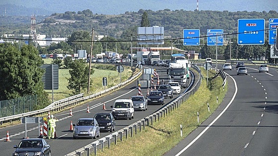 Corte de carril en la autovía N-622 en Álava tras el accidente de un camión