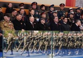 Vladimir Putin, y líderes extranjeros asisten al desfile militar del Día de la Victoria en Moscú.