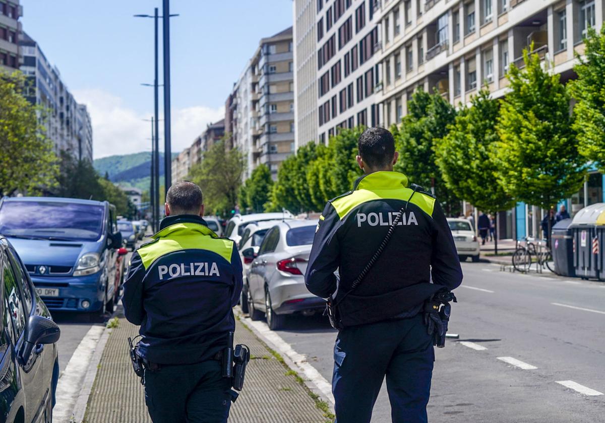 Un grupo roba y agrede a una pareja que caminaba por Vitoria al amanecer