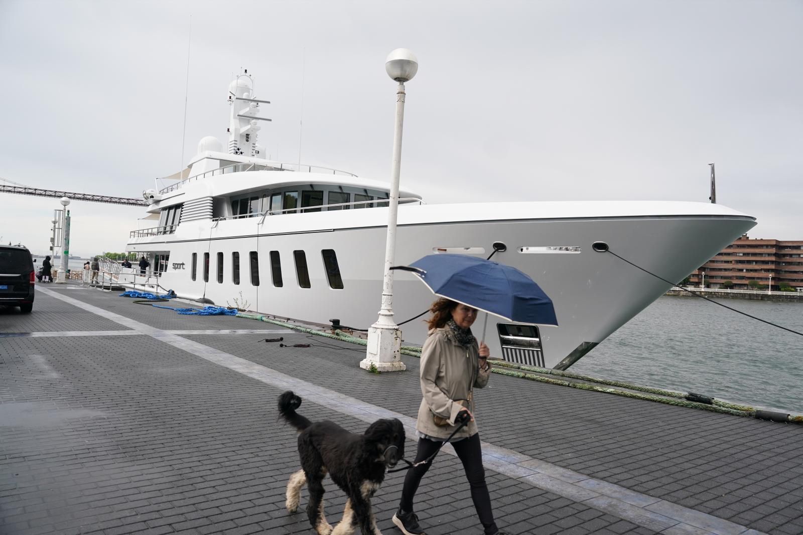 Un yate de lujo, que se alquila por más de 250.000 euros a la semana, en Portugalete
