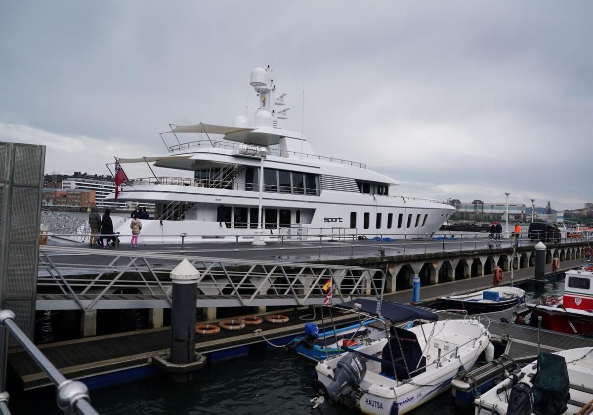 Un yate de lujo, que se alquila por más de 250.000 euros a la semana, en Portugalete