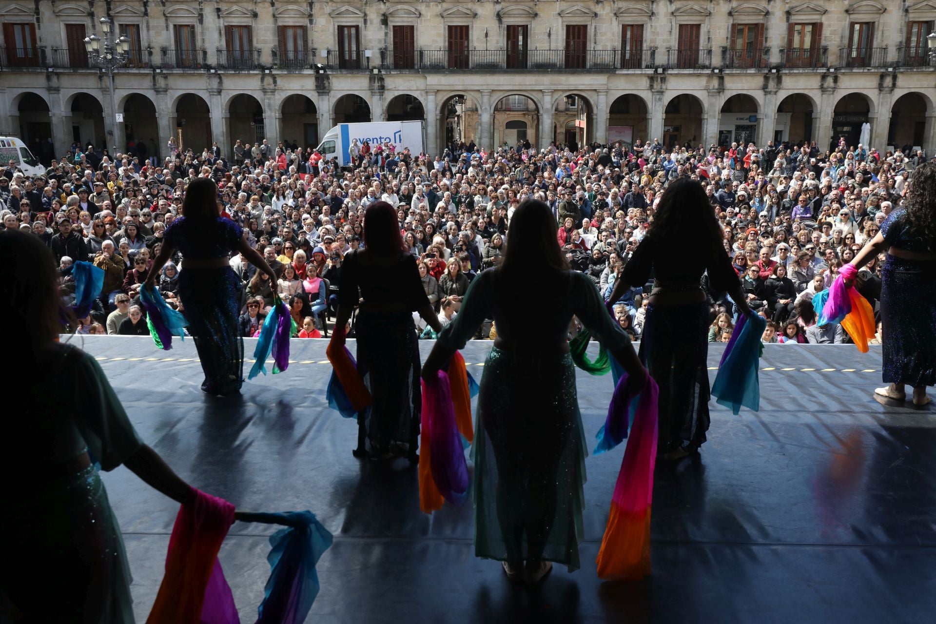 La danza toma el centro de Vitoria