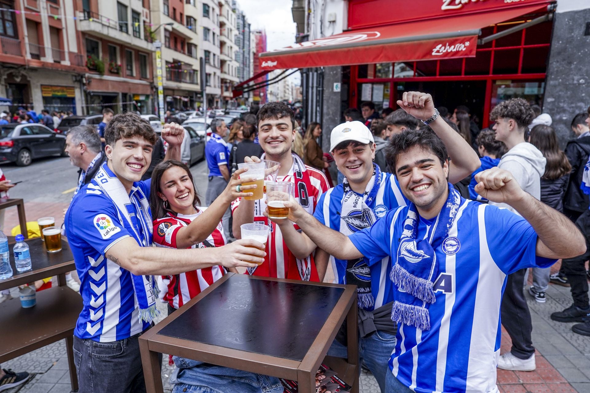 La afición del Alavés se hace notar en Bilbao: «No podemos fallar»