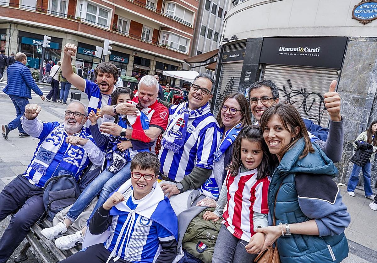 La afición del Alavés se hace notar en Bilbao: «No podemos fallar»