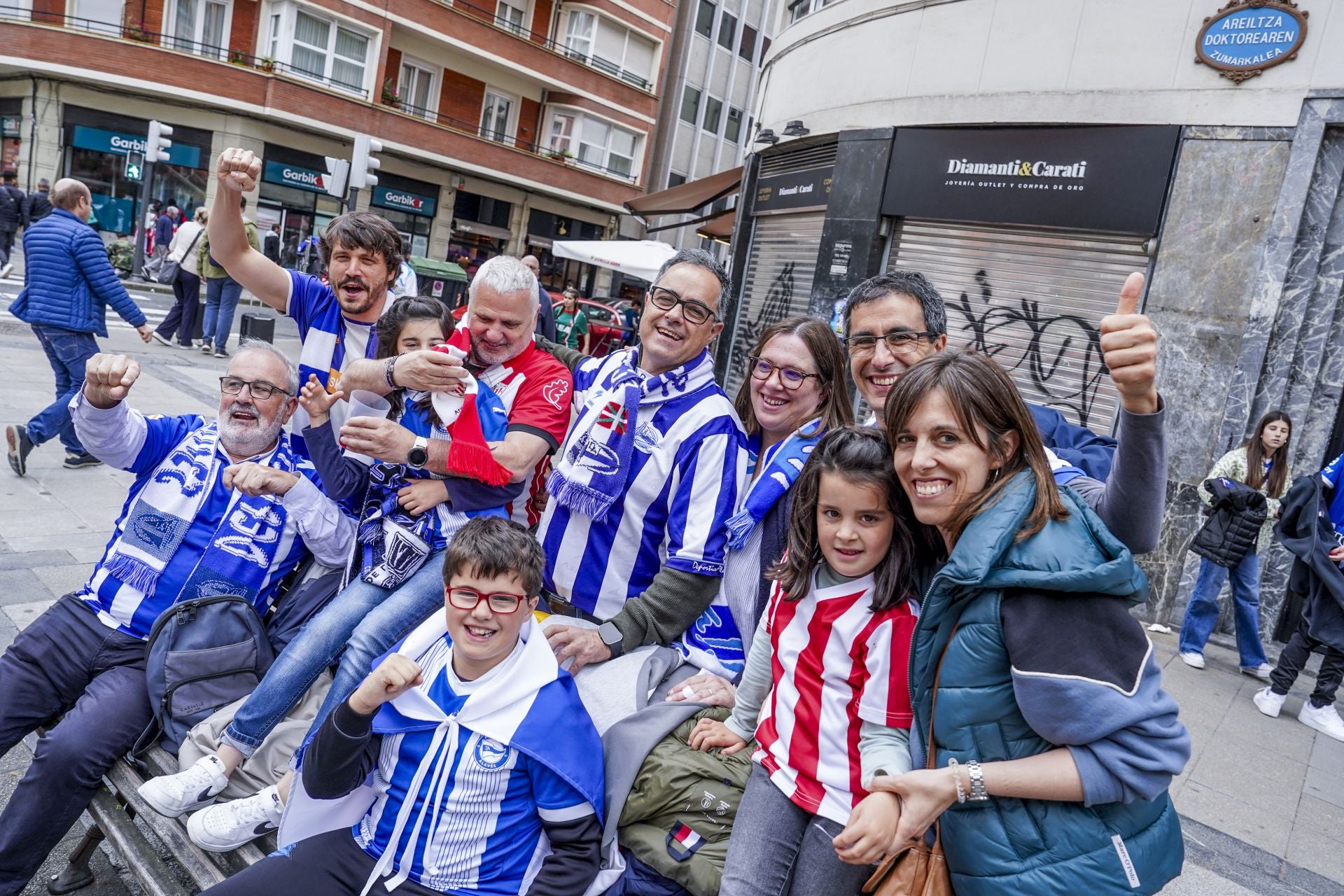 La afición del Alavés se hace notar en Bilbao: «No podemos fallar»