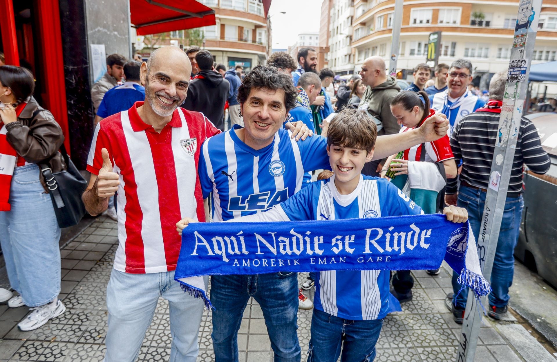 La afición del Alavés se hace notar en Bilbao: «No podemos fallar»