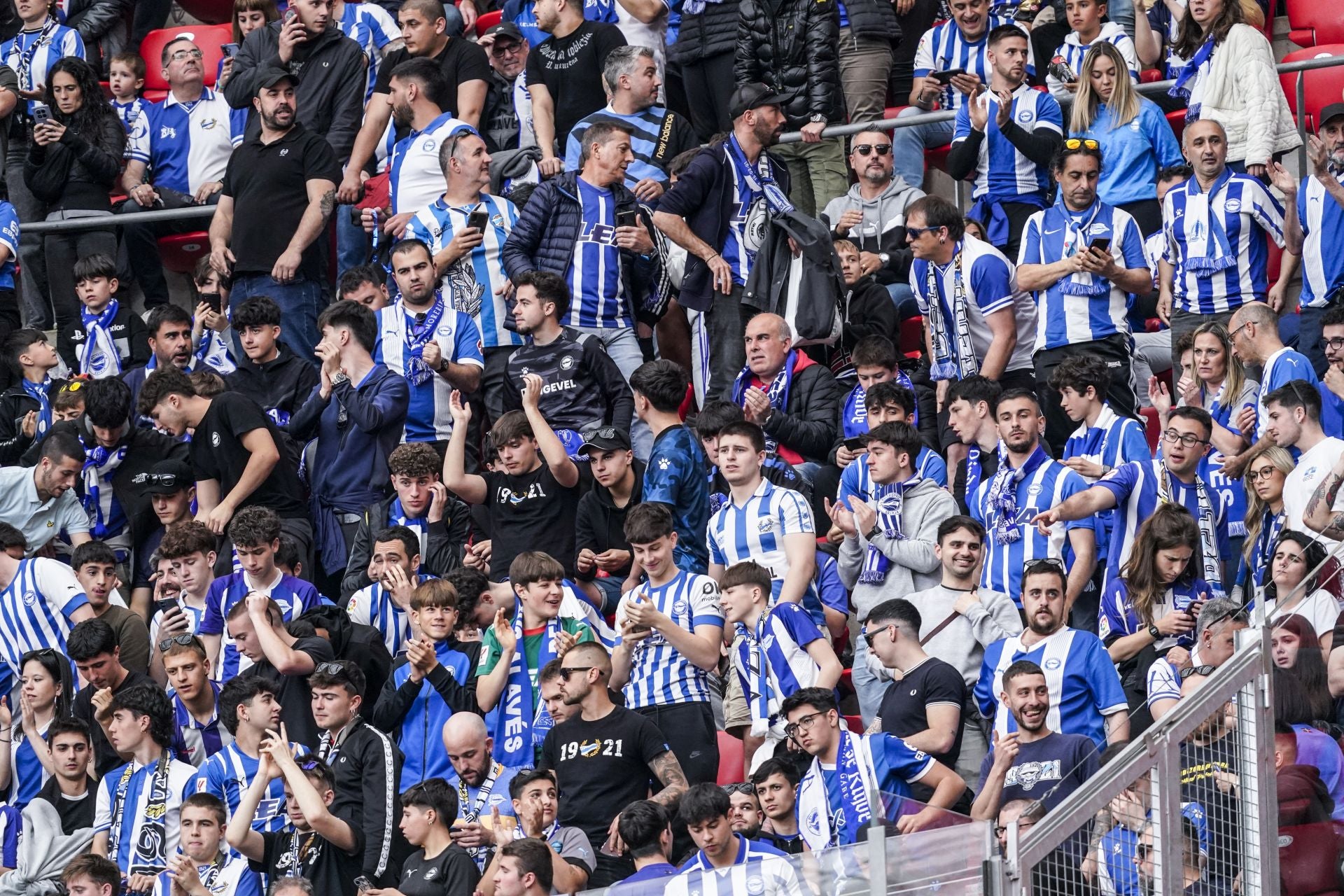 La afición del Alavés se hace notar en Bilbao: «No podemos fallar»