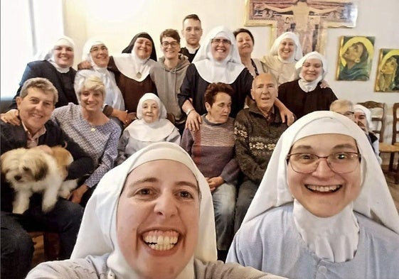 El selfi con familiares con el que se presentaron en su cuenta de Instagram, en el que aparecen también monjas que después dejaron el convento.