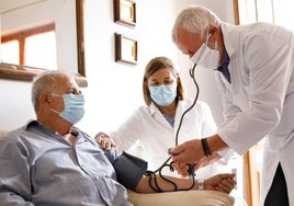 Las residencias solicitan que Osakidetza atienda los centros en los que falten médicos
