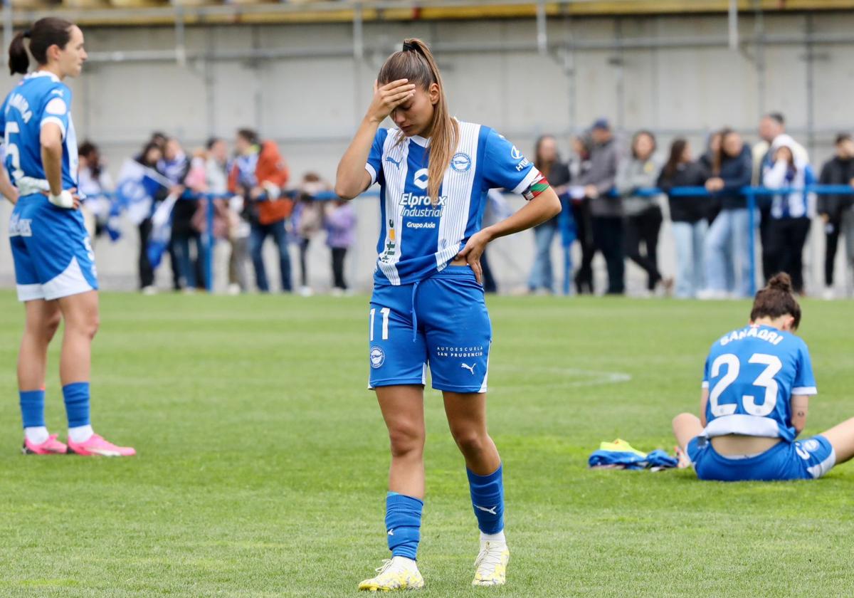 Elene Errasti se lamenta tras la derrota junto con Sanadri, sentada sobre el césped, e Inés Altamira, autora del gol albiazul.