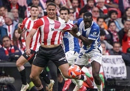 Diarra agarra a Maroan, en su primer partido contra el Alavés.