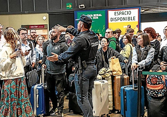 Un robo de cobre en varios puntos de la línea del AVE Madrid-Sevilla afectó a miles de viajeros.